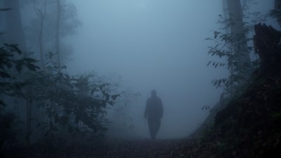 布農族耆老陳良輝先生於藤枝山森林霧中之背影