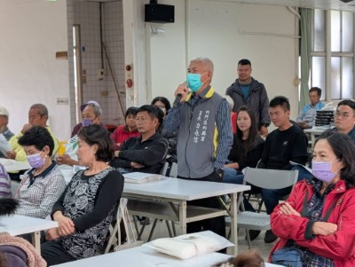 內門區內興里里長立永信討論竹林倒伏影響交通解方