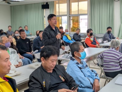 內門區永吉里李永坤里長討論產業道路維護重要性