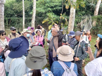 楊勝任教授帶領參加民眾現場識別墾森園區植物特徵