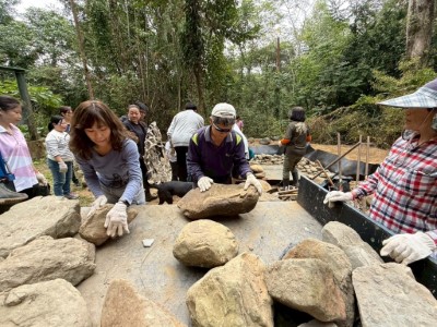 志工們揮汗搬運石頭