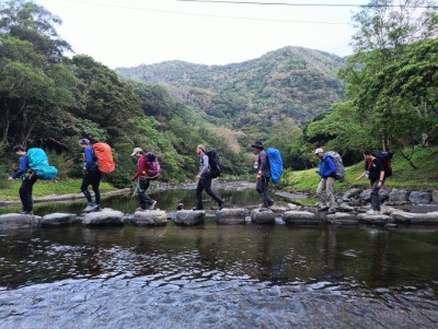 第二涉水區遊客經過跳石